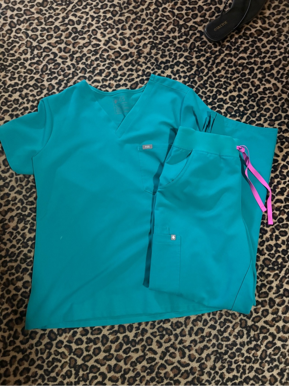Figs Teal women’s Scrub Top XL and Pants LP Set